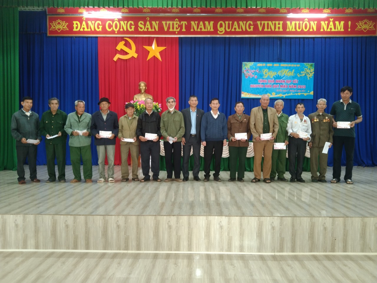 Trao tặng quà Tết cho người có công, thân nhân người có công, hộ nghèo, hộ cận nghèo và trẻ em có hoàn cảnh khó khăn nhân dịp đón Tết Nguyên Đán Quý Mão năm 2023